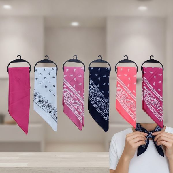 Variedad de chalinas tipo bandana con estampado paisley colgadas en perchas individuales