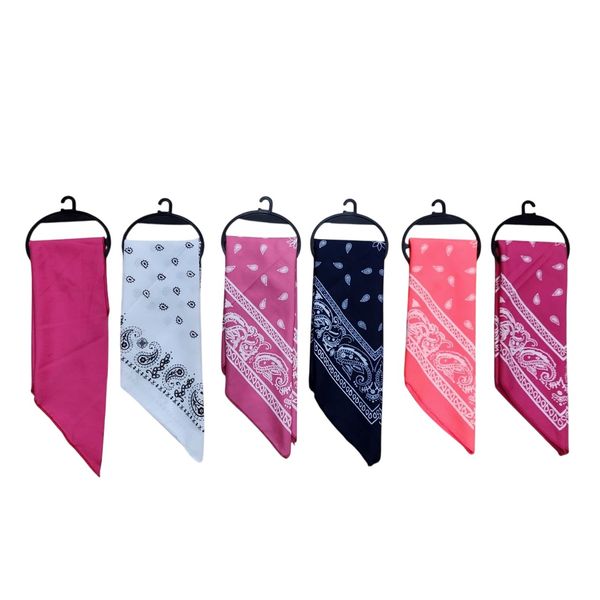 Variedad de chalinas tipo bandana con estampado paisley colgadas en perchas individuales