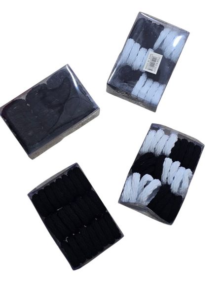 Cajas plásticas transparentes con colitas de pelo elásticas en color negro y blanco