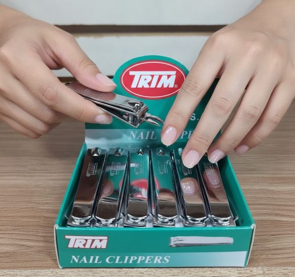 Caja exhibidora verde de corta uñas metálicos marca TRIM
