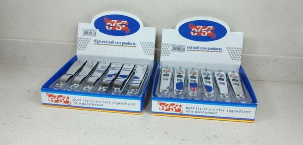 Cajas exhibidoras con alicates cortauñas metálicos para manicuría