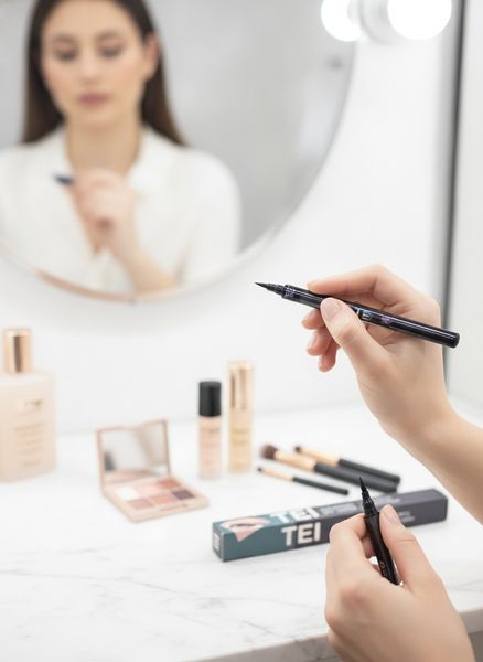 Caja exhibidora de delineador de ojos negro waterproof TEI Cosmética