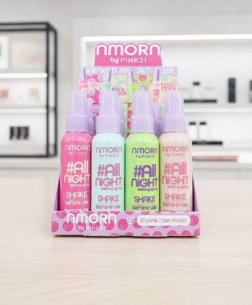 Exhibidor con fijadores de maquillaje en spray Pink21 All Night surtidos
