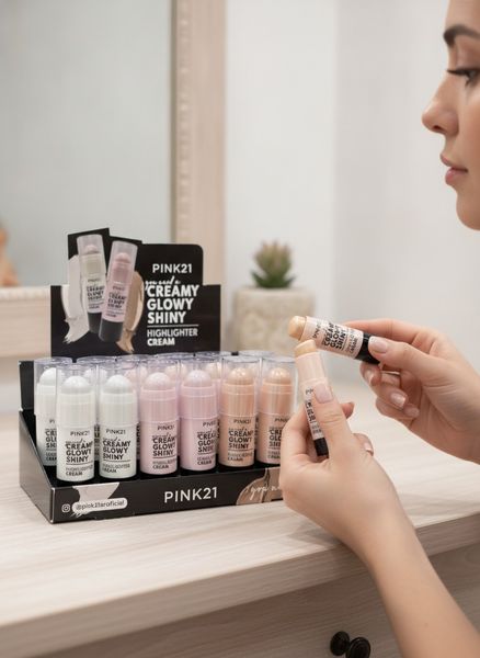 Exhibidor con iluminadores faciales en crema en stick marca Pink21