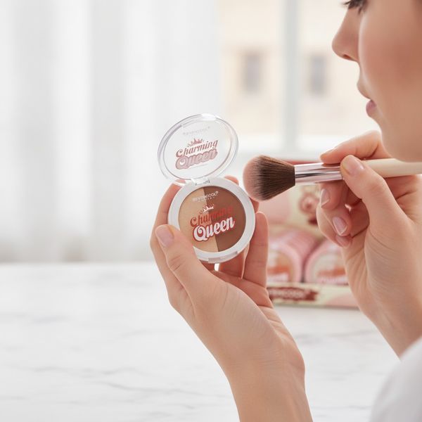 Caja exhibidora de maquillaje dúo iluminador y contorno marca Sevencool Charming Queen con 24 unidades.