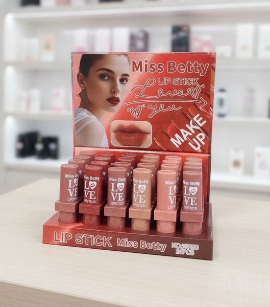 Caja exhibidora con 24 labiales en barra marca Miss Betty Love en variados tonos nude.