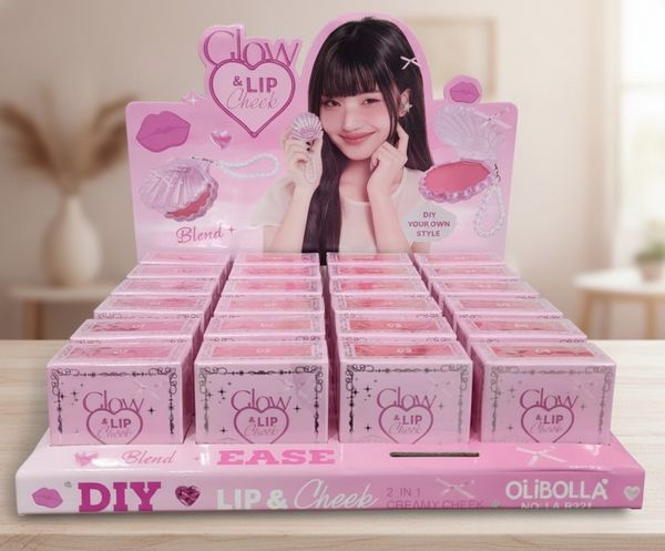 Exhibidor rosado con estuches de maquillaje para labios y mejillas marca Olibolla