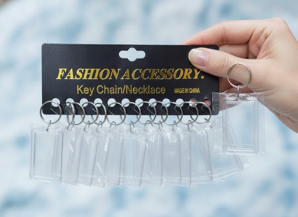 Tarjeta exhibidora con llaveros acrílicos transparentes para personalizar con fotos.