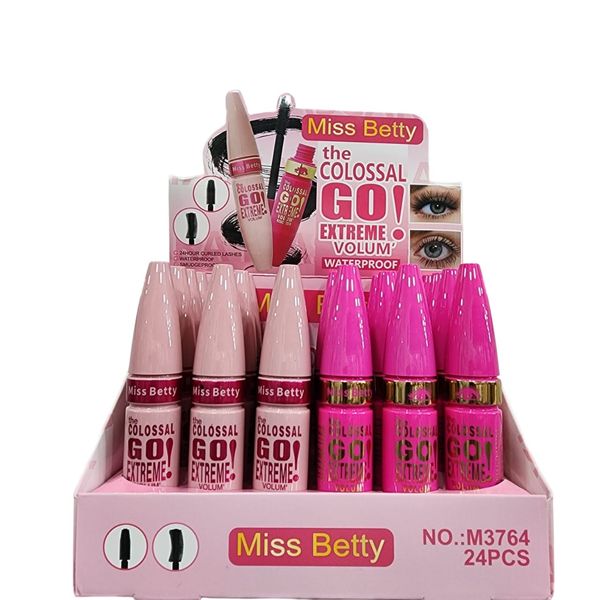Exhibidor de cartón rosa con 24 máscaras de pestañas marca Miss Betty en envases rosa claro y fucsia.