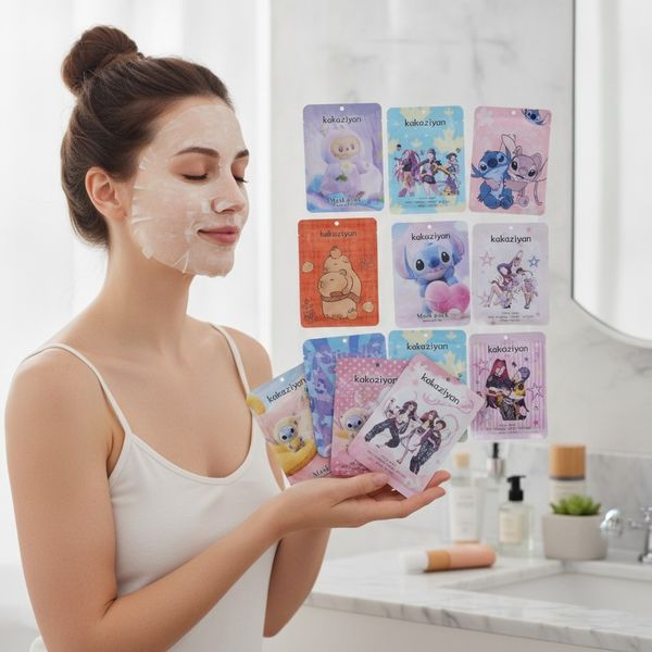 Colección de mascarillas faciales en sobres de colores con diversos personajes animados