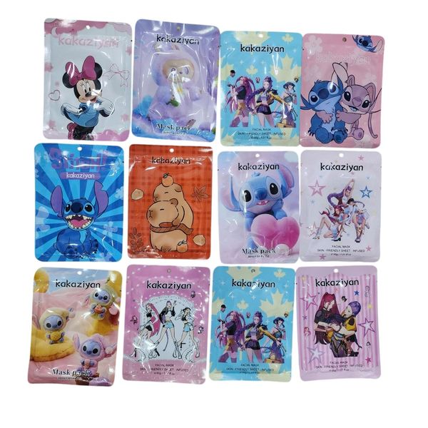 Colección de mascarillas faciales en sobres de colores con diversos personajes animados