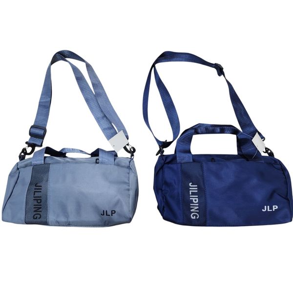Dos mini bolsos deportivos Jiliping en tonos azul y gris sobre piso de baldosas