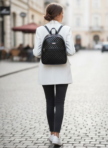 Mochila de charol negro acolchada con bolsillo frontal