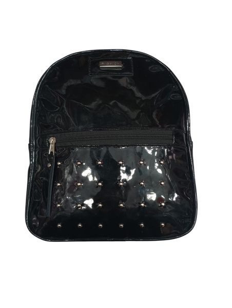 Mochila urbana de charol negro con tachas metálicas en el bolsillo frontal