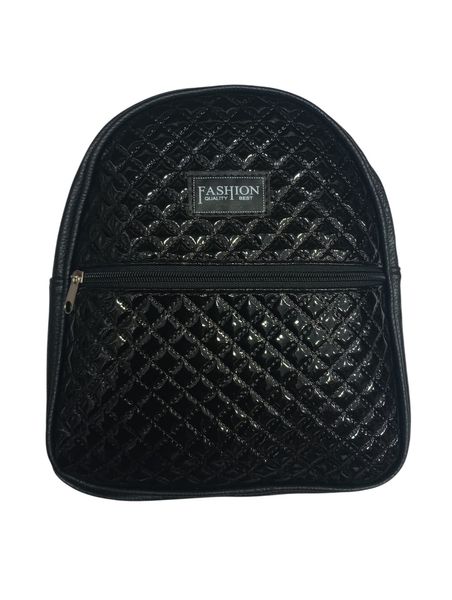 Mochila de charol negro brillante matelaseada con bolsillo frontal