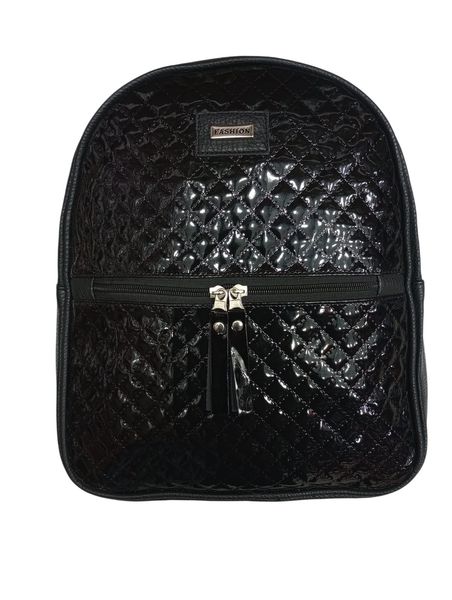 Mochila urbana de charol negro con textura matelassé y bolsillo frontal