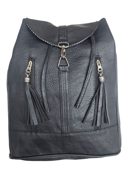 Mochila urbana de ecocuero color negro con detalles de flecos en los cierres frontales y solapa metálica.