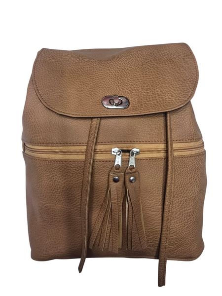Mochila urbana de ecocuero color marrón suela con solapa y flecos en los cierres
