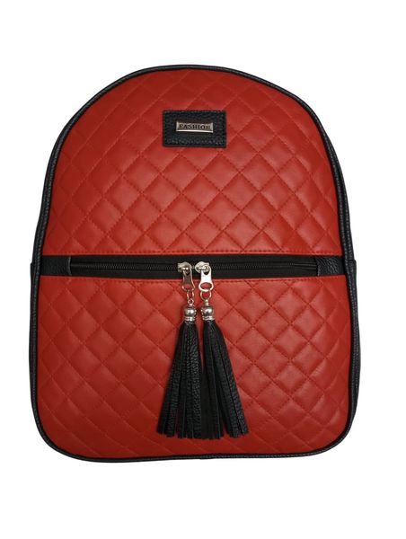 Mochila urbana de mujer en ecocuero matelassé rojo con detalles y borlas en negro.