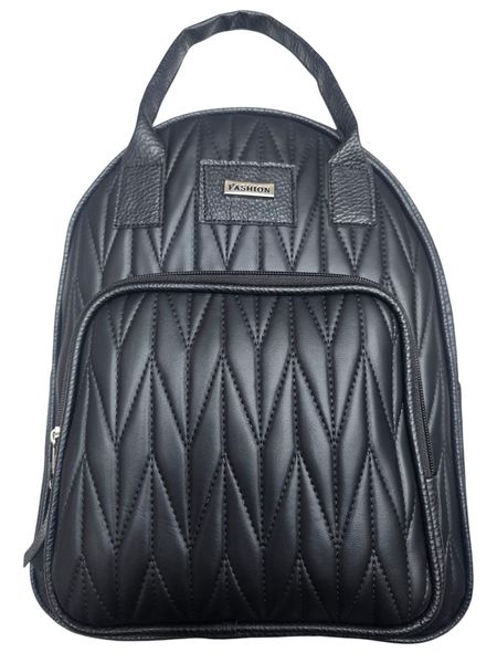 Mochila urbana de color negro con textura matelassé acolchada y bolsillo frontal con cierre.