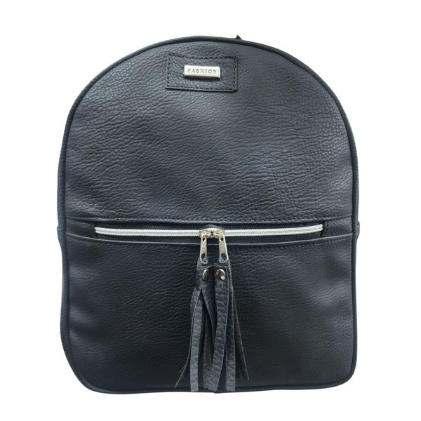 Mochila urbana de ecocuero negro con bolsillo frontal y tiradores con flecos