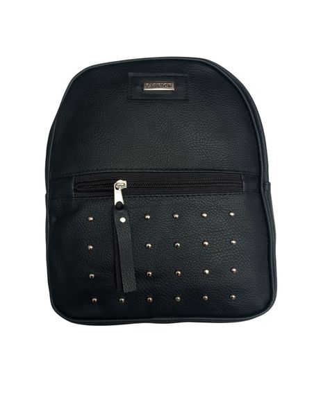 Mochila de ecocuero negra con tachas metálicas en el bolsillo frontal