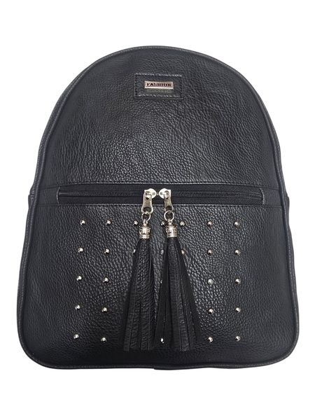 Mochila negra de mujer con tachas plateadas y borlas colgantes en el bolsillo frontal