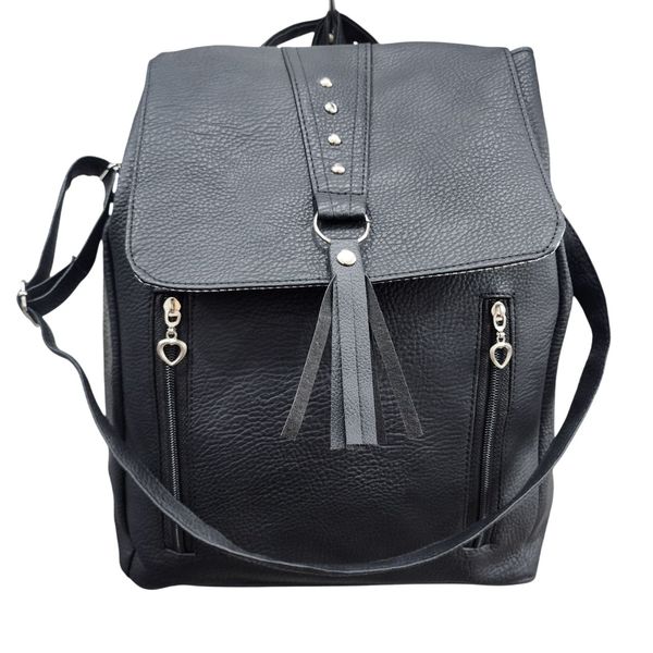 Mochila de ecocuero negra con tachas, flecos en la solapa y cierres frontales con tirador de corazón