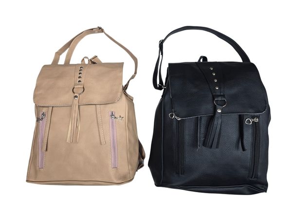 Mochilas urbanas de dama en colores beige y negro con solapa y flecos