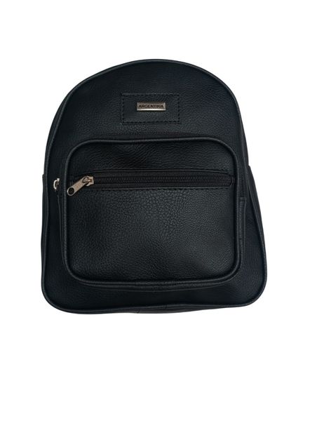 Mochila urbana negra de similicuero con bolsillo frontal y chapa metálica decorativa
