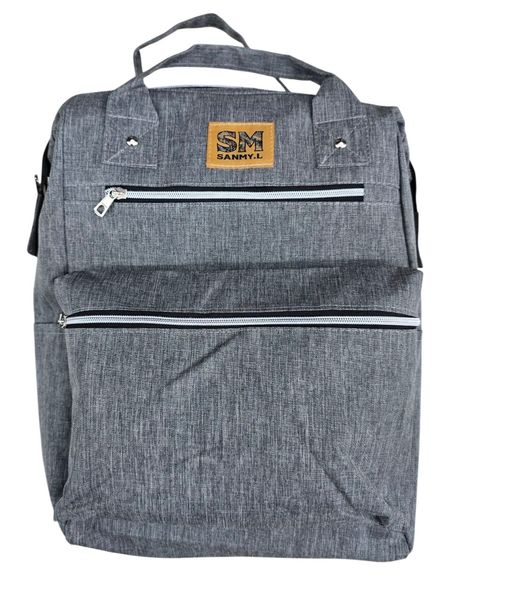 Mochila urbana de tela gris melange con bolsillos frontales y manijas superiores