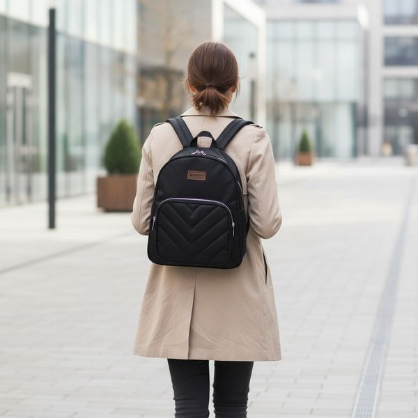 Mochila urbana negra con bolsillo frontal acolchado matelassé