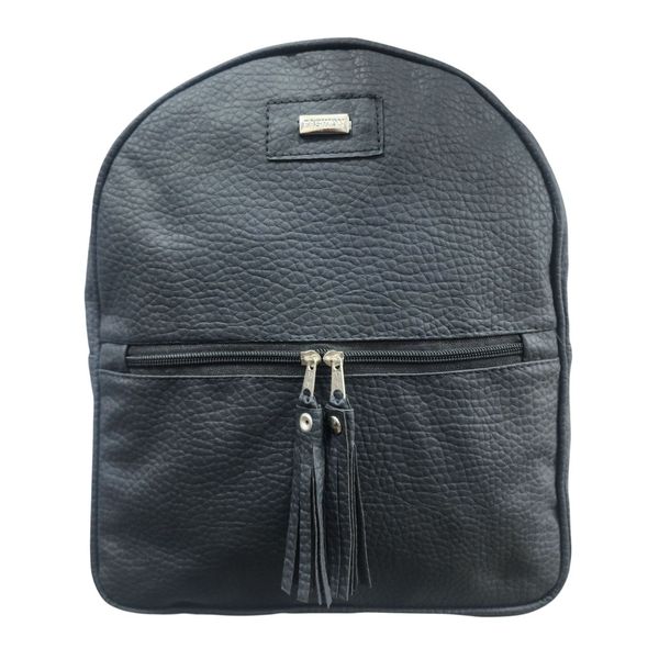 Mochila urbana negra de textura graneada con bolsillo frontal y borlas decorativas