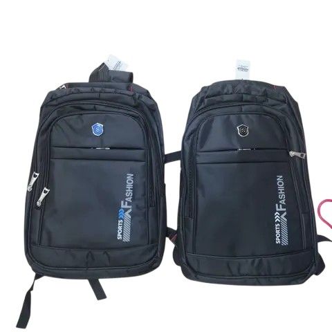 Dos mochilas urbanas de color negro con la inscripción Sports Fashion
