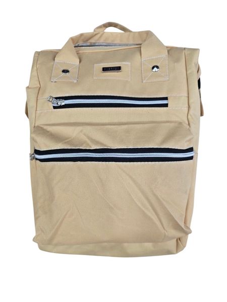 Mochila urbana de tela beige con cierres frontales y manija superior