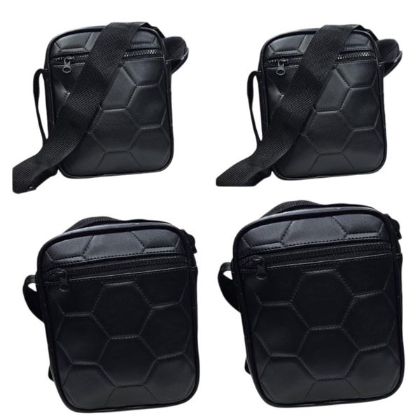 Bandolera de ecocuero negro con grabado estilo pelota de fútbol y cierre frontal