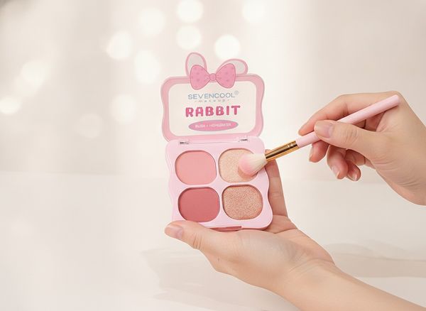 Exhibidor con paletas de rubor e iluminador 2 en 1 marca Sevencool diseño Rabbit