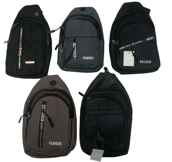 Cinco mochilas pecheras cruzadas en colores negro, gris y marrón sobre fondo blanco