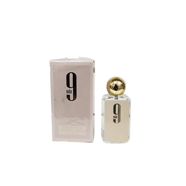 Frasco de perfume 9 Min Devotion con tapa dorada junto a su caja de presentación