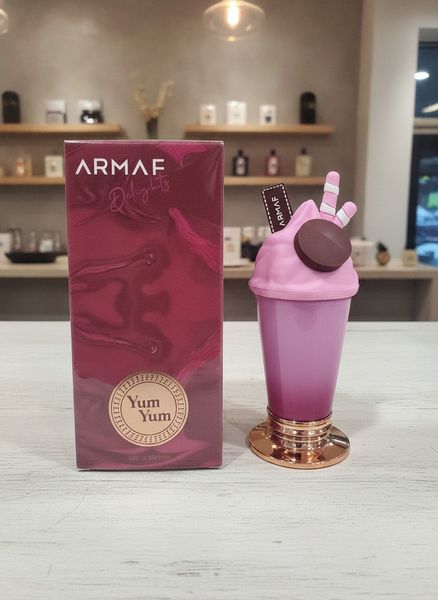 Perfume Armaf Delights Yum Yum con envase decorativo en forma de batido y caja rosa