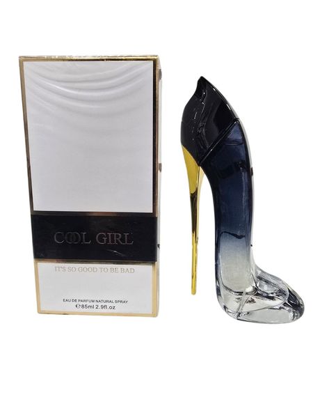 Perfume de mujer con frasco en forma de zapato de taco azul y dorado junto a su caja Cool Girl