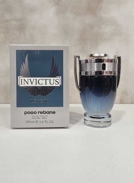 Perfume masculino Invictus Legend Pogo Rebane de 100ml junto a su caja