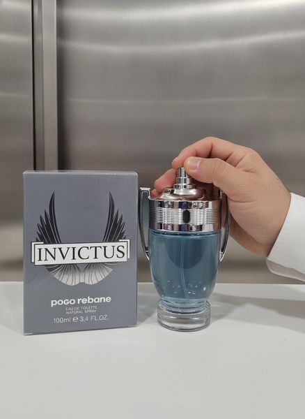 Perfume Invictus Pogo Rebane de 100 ml con frasco con forma de trofeo y su caja.