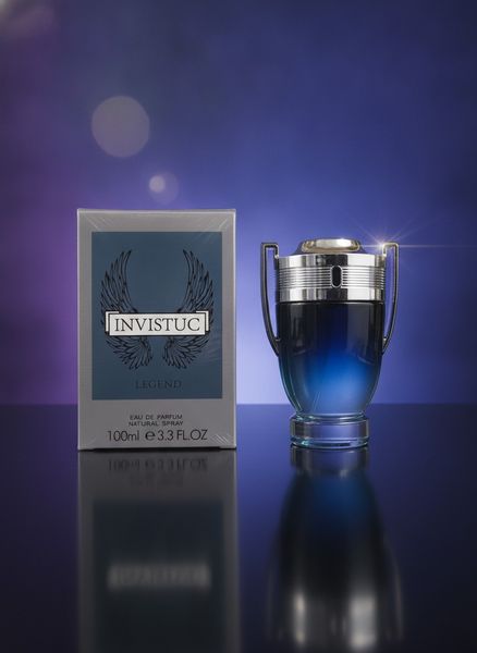 Perfume Invistuc Legend Eau de Parfum 100ml con frasco con detalles cromados y caja azul.