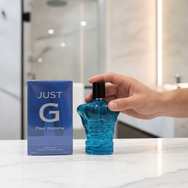 Perfume para hombres Just G Pour Homme de 30 ml con frasco en forma de torso azul y caja