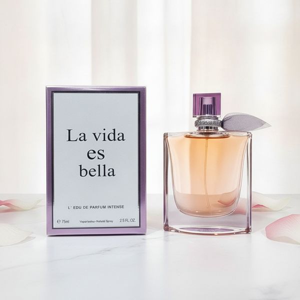 Frasco de perfume La Vida Es Bella con caja de presentación en tonos violeta y blanco