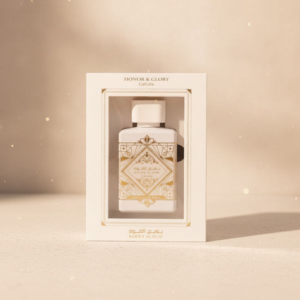 Perfume Lattafa Honor & Glory Bade'e Al Oud en frasco blanco y caja exhibidora