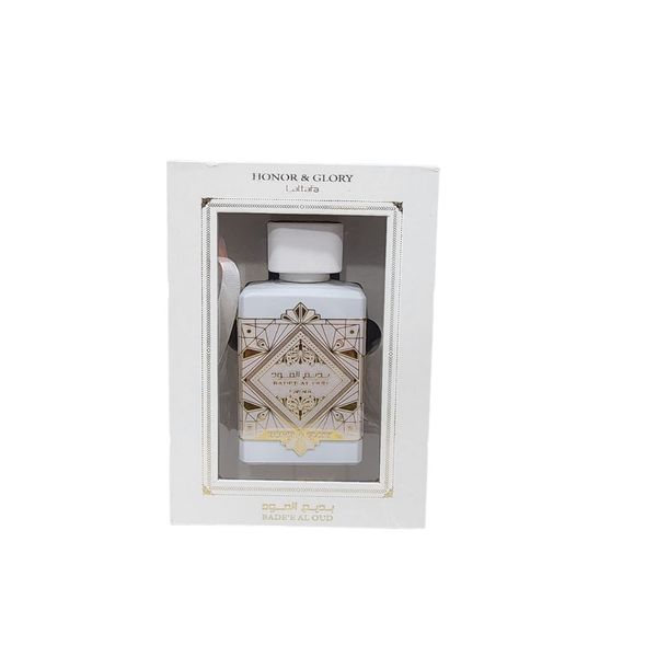 Perfume Lattafa Honor & Glory Bade'e Al Oud en frasco blanco y caja exhibidora