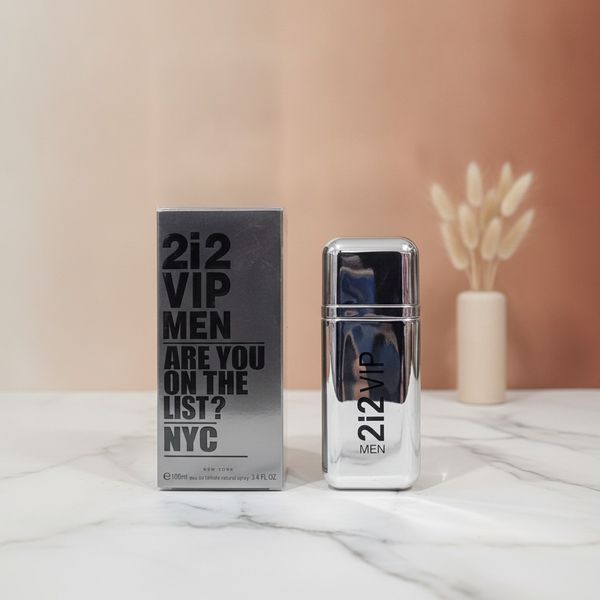 Perfume masculino 2i2 VIP Men en frasco espejado plateado junto a su caja.
