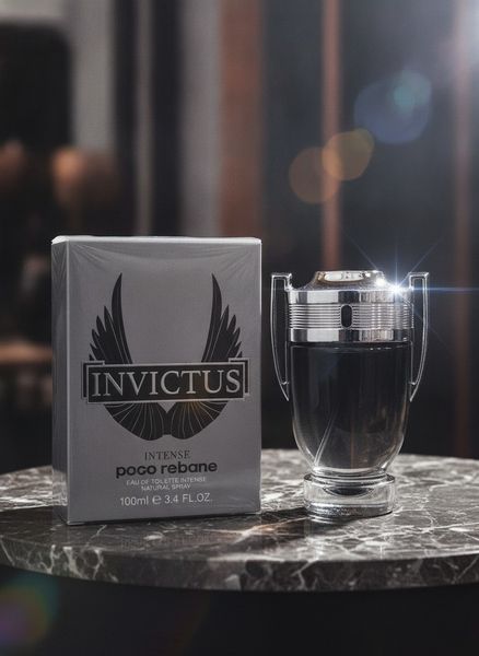 Perfume masculino Invictus Intense en frasco con forma de trofeo plateado y caja gris